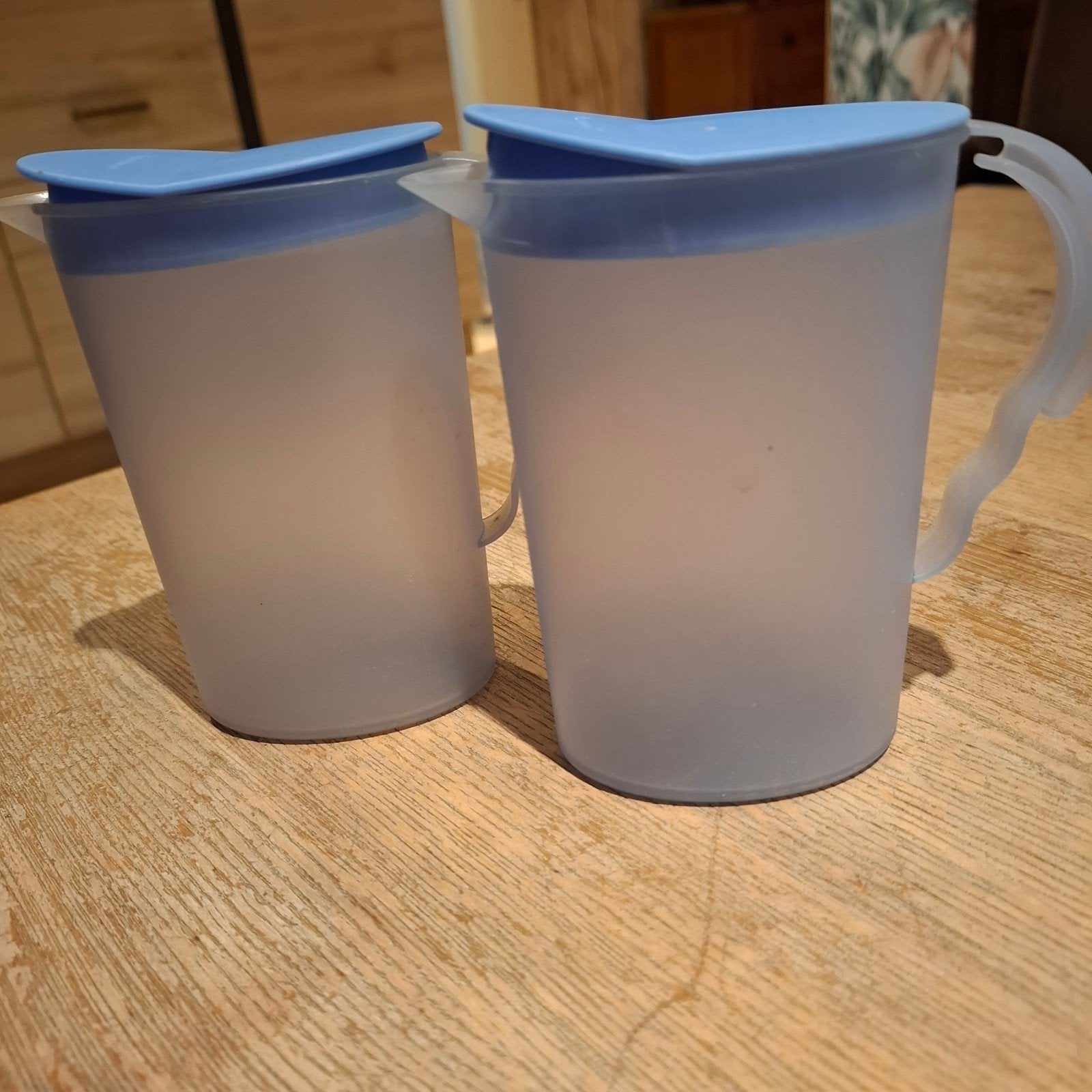 Set van 2 Tupperware kannen met blauwe deksels, Ophalen of Verzenden, Gebruikt, Blauw, Beker of Kan