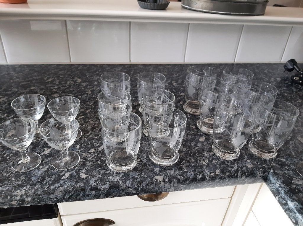 Glasservies met geslepen druiven trosjes, Ophalen of Verzenden