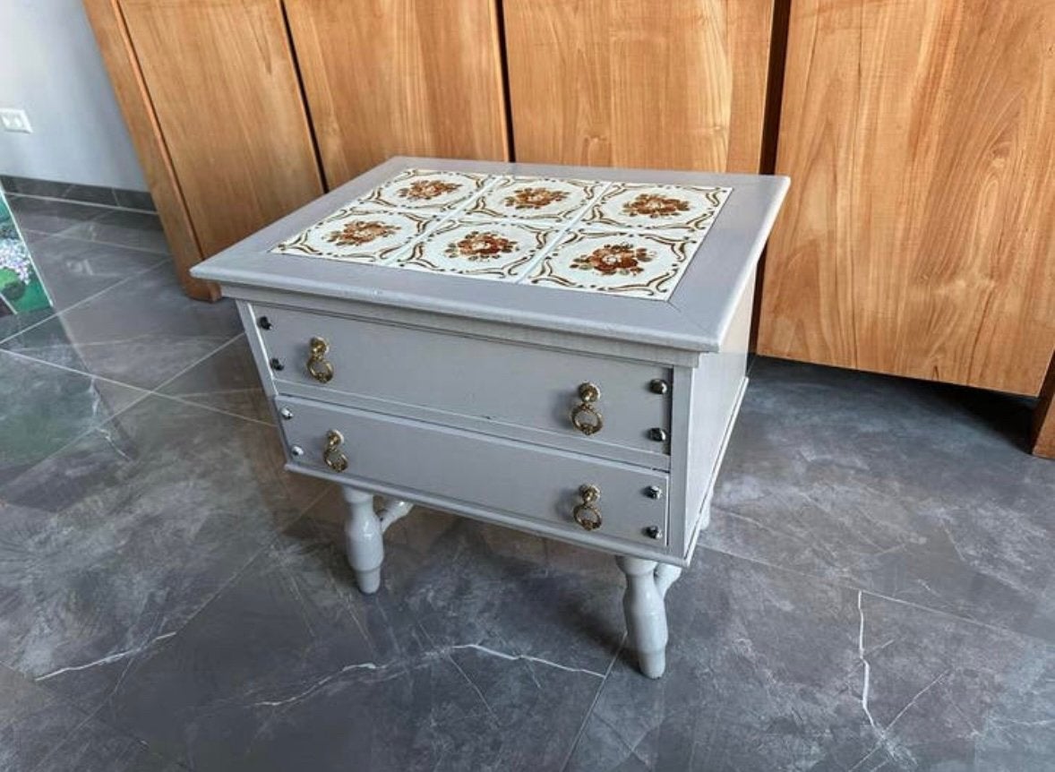 Vintage bijzettafel met tegels, Minder dan 55 cm, Zo goed als nieuw, Rechthoekig, Ophalen