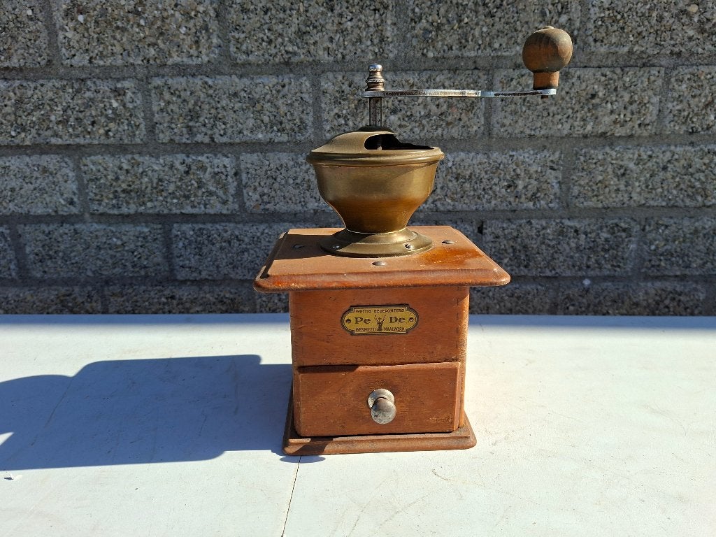 zeer oude grotere hand koffiemolen met koperen bovenkant en, Ophalen of Verzenden