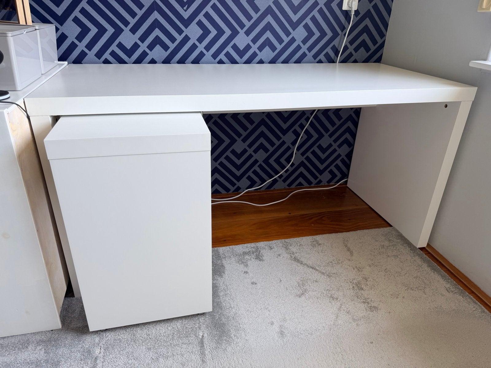 IKEA Malm Bureau met Uitschuifbaar Werkblad - Wit, Ophalen, Opbergruimte, Gebruikt, Spaanplaat of MDF