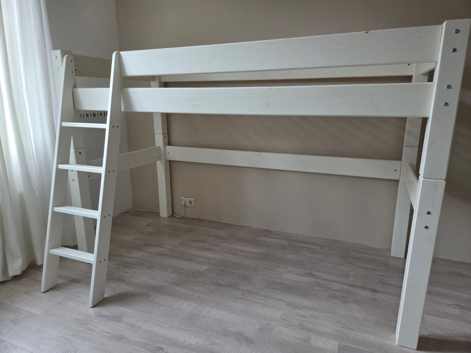 Wit hoogslaper bed massief grenen met lattenbodem, Ophalen, Eenpersoons, 160 tot 180 cm, Zo goed als nieuw