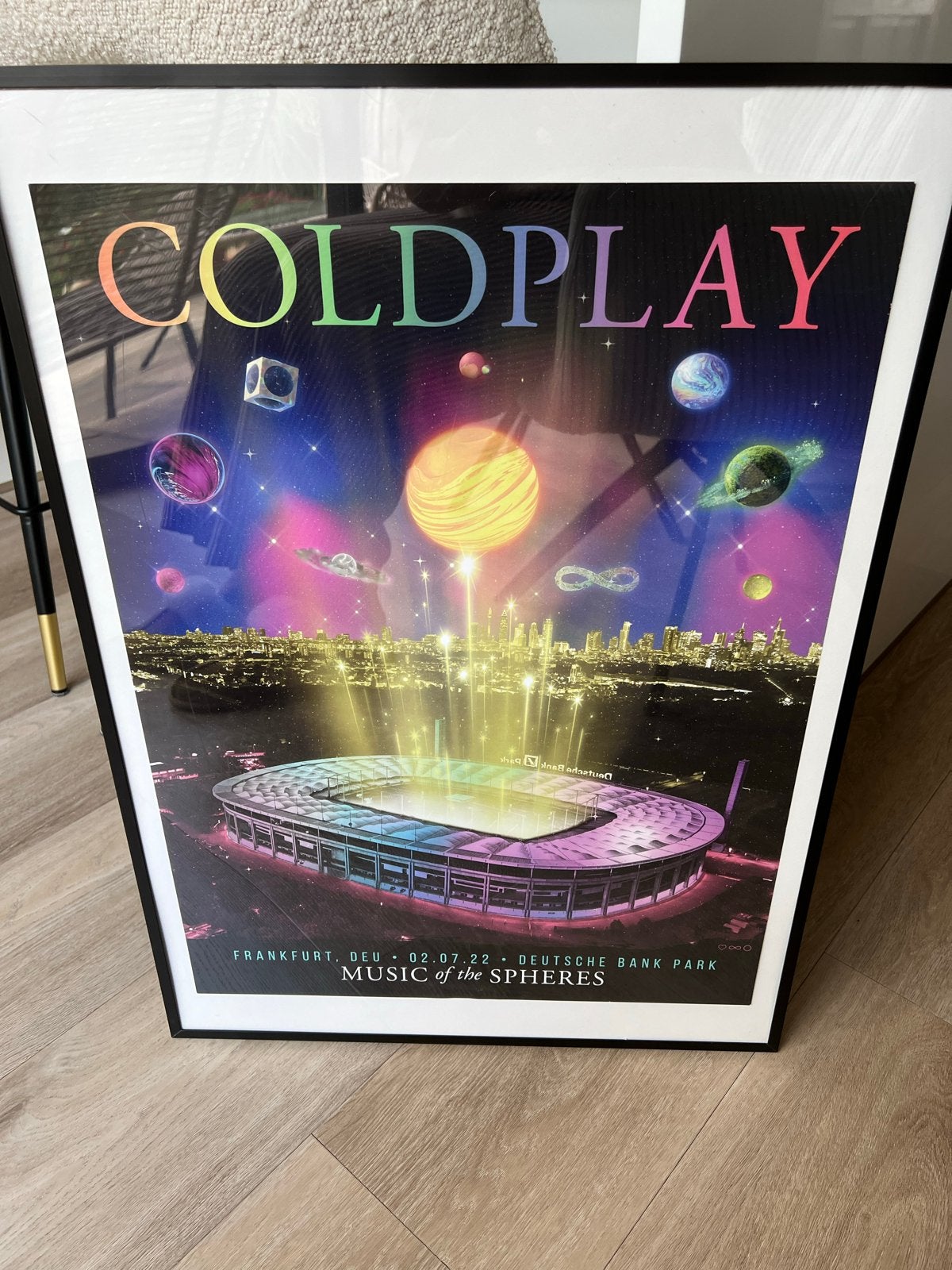 Coldplay Music of the Spheres concertposter 71x51 cm, Verzamelen, Posters, Ophalen, Rechthoekig Staand, Met lijst, Deurposter of groter