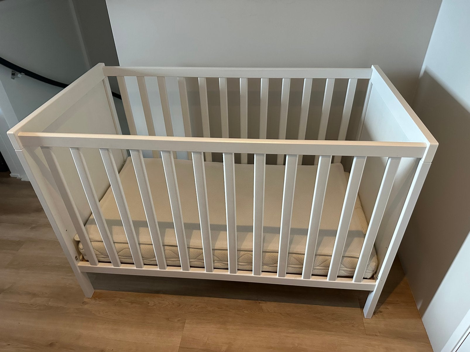 Sundvik babybed + matras en ademlaag, Ophalen, Gebruikt, Minder dan 140 cm, Matras