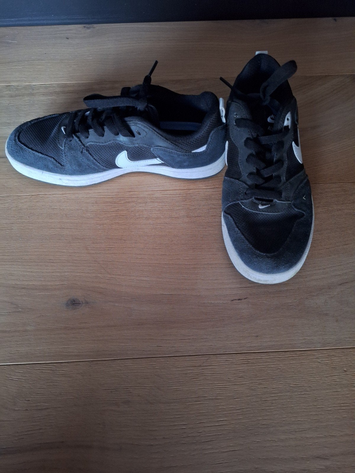 Nike schoenen - Zwart met wit logo, Ophalen, Gebruikt, Meegroeistoel