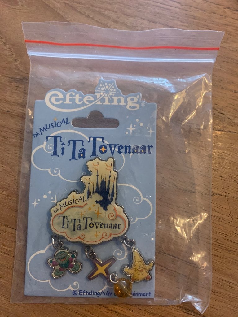 Pin tita tovenaar de musical, Ophalen of Verzenden, Nieuw, Button of Speldje