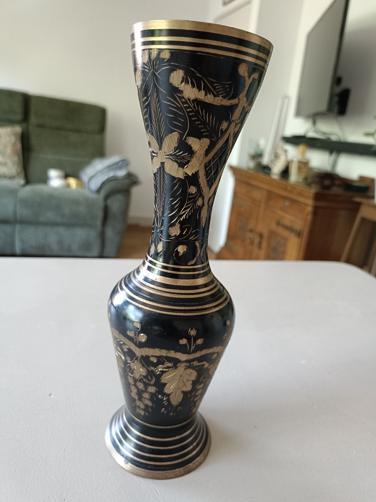 Zwarte vaas met gouden decoratie, Ophalen of Verzenden