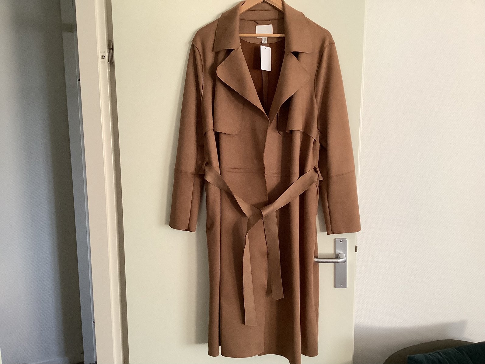 Jas, lang suède, bruin, maat XL. Nieuw, BIEDEN, Kleding | Dames, Ophalen of Verzenden, Nieuw, Maat 46/48 (XL) of groter, Bruin