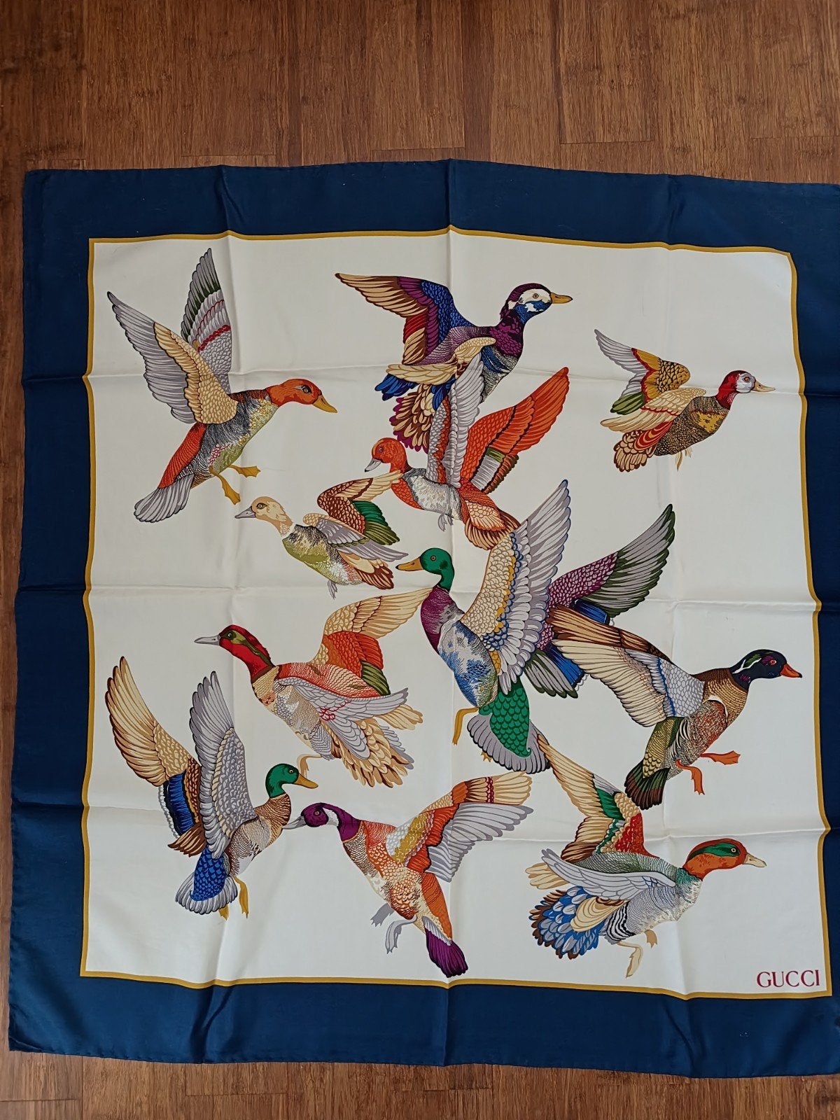 Gucci zijden sjaaltje / shawl, vintage jaren '90, Ophalen of Verzenden, Maat 46/48 (XL) of groter, Sjaal