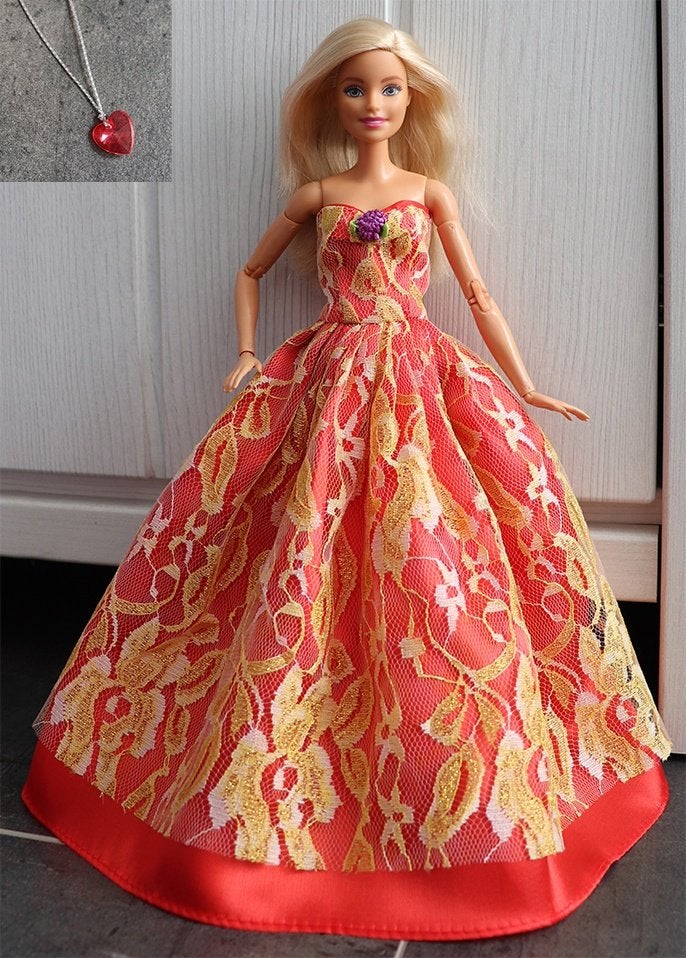 Barbie kleding nieuw - Lange jurk rood met goudkleurig kant, Ophalen of Verzenden, Nieuw, Barbie