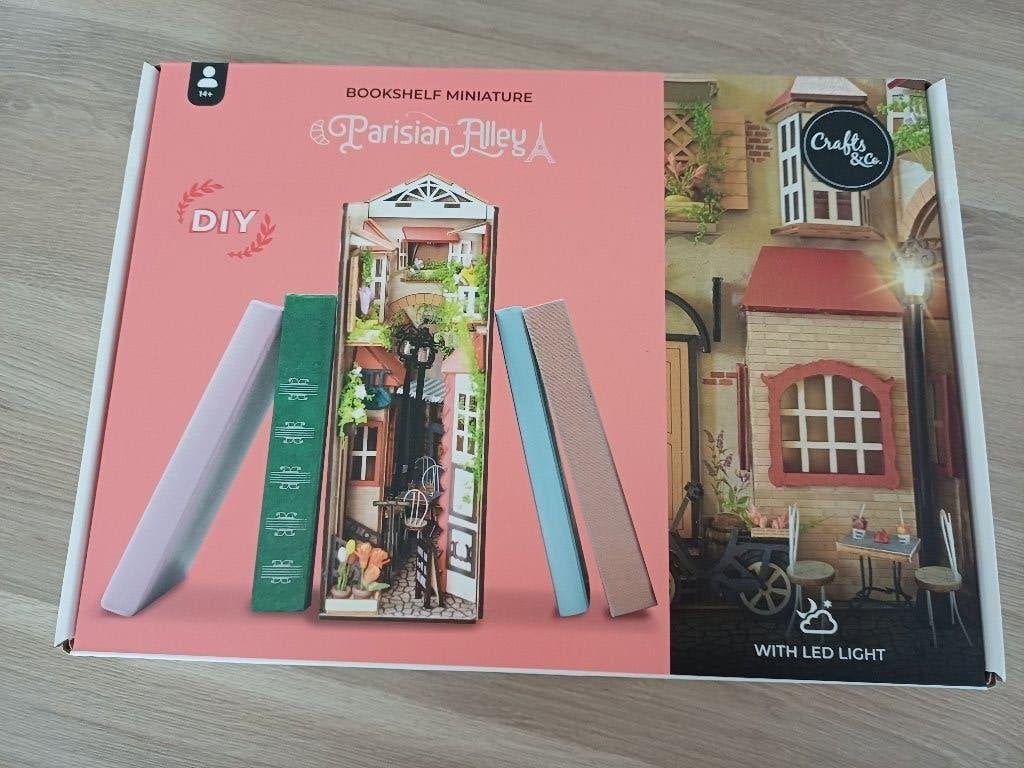 Te koop DIY Parisian Alley (Action), Verzamelen, Ophalen of Verzenden, Nieuw, Poppenhuis