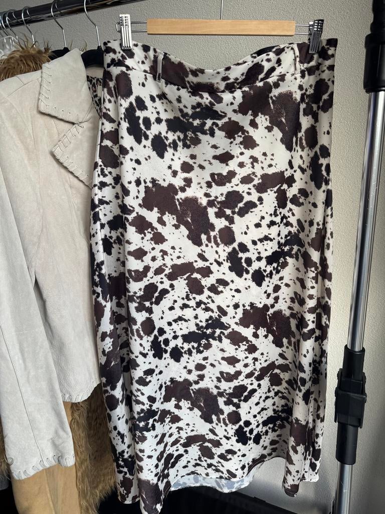 Zara lange losvallende rok met koeien print, Kleding | Dames, Rokken, Zo goed als nieuw, Maat 42/44 (L), Wit, Onder de knie, Ophalen of Verzenden