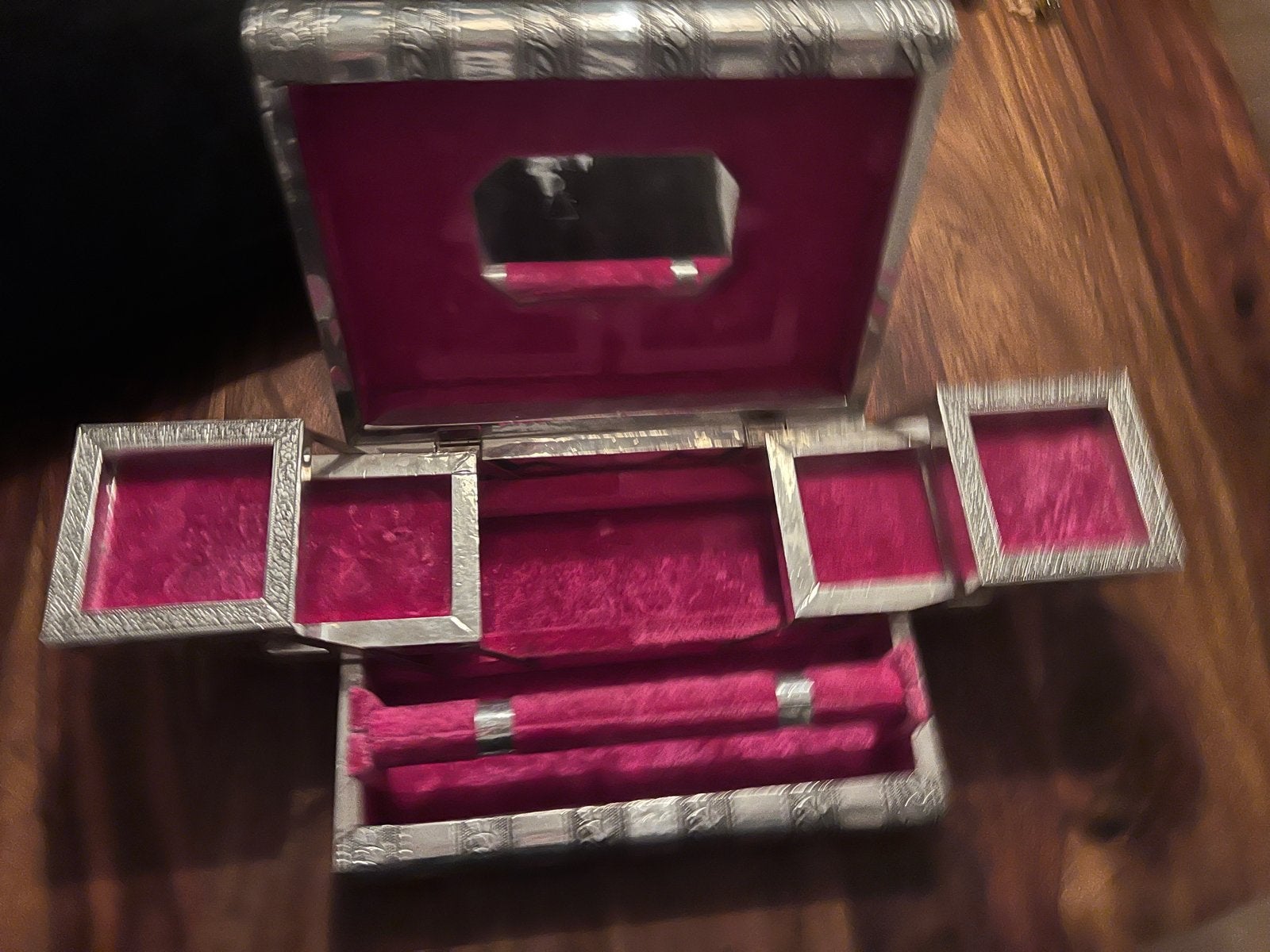 Zilverkleurige sieradendoos met roze fluweel, Ophalen of Verzenden, Gebruikt