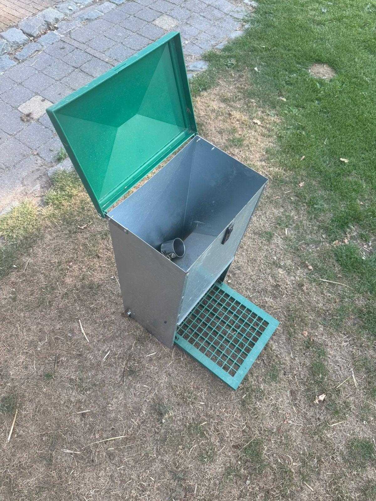 Kippenvoerbak trapbak feed o matic, Ophalen, Zo goed als nieuw, Drinken en Voederen