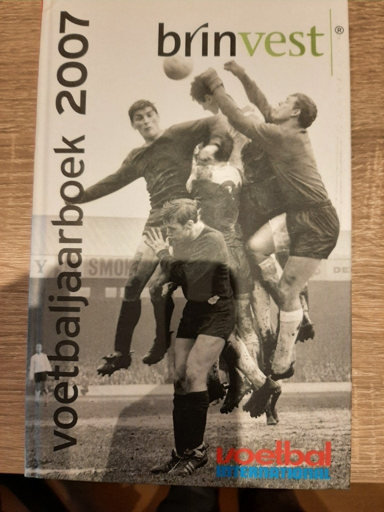 VI voetbaljaarboeken 2007-2014, Boeken, Gelezen, Diverse auteurs, Ophalen of Verzenden, Balsport