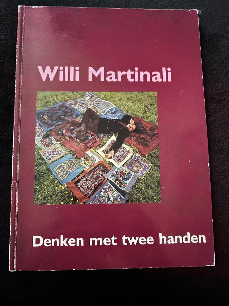 Boek kunstenaar Willi Martinali, Gelezen, Diverse auteurs, Ophalen of Verzenden, Schilder- en Tekenkunst
