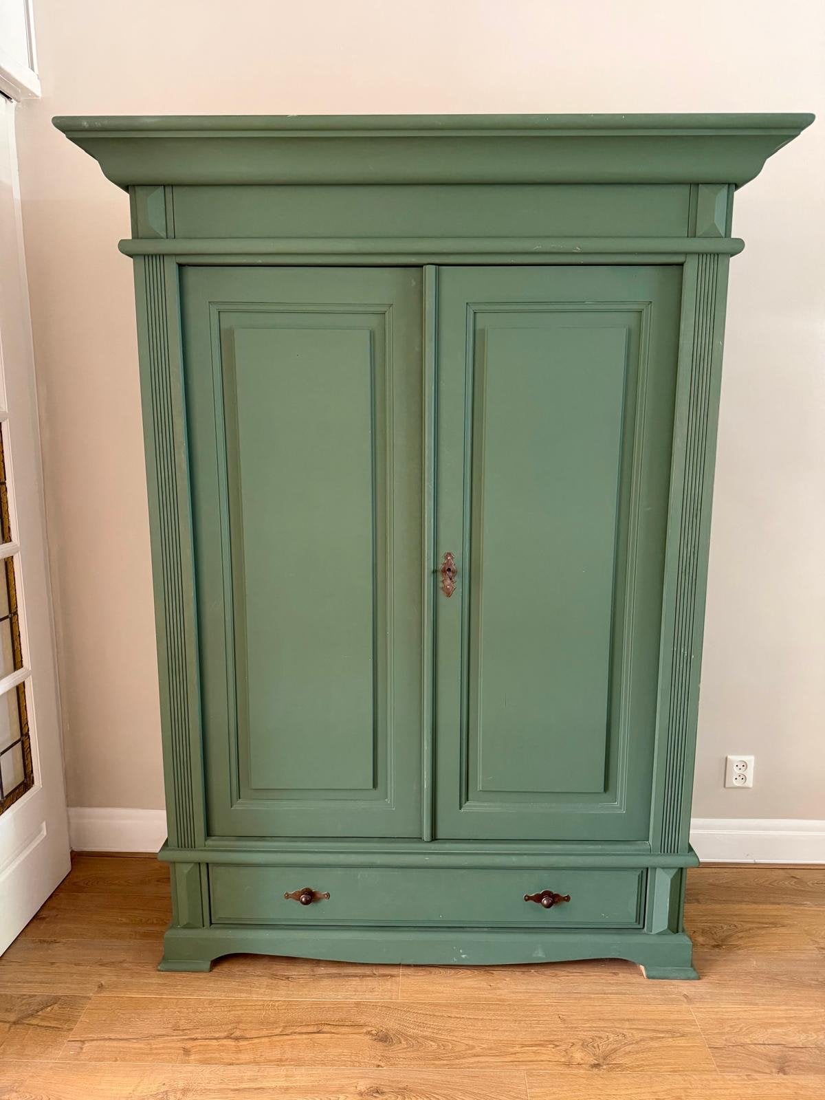Zware massief houten kast, groen, op te knappen, Ophalen, Gebruikt, 100 tot 150 cm, Met lade(s)