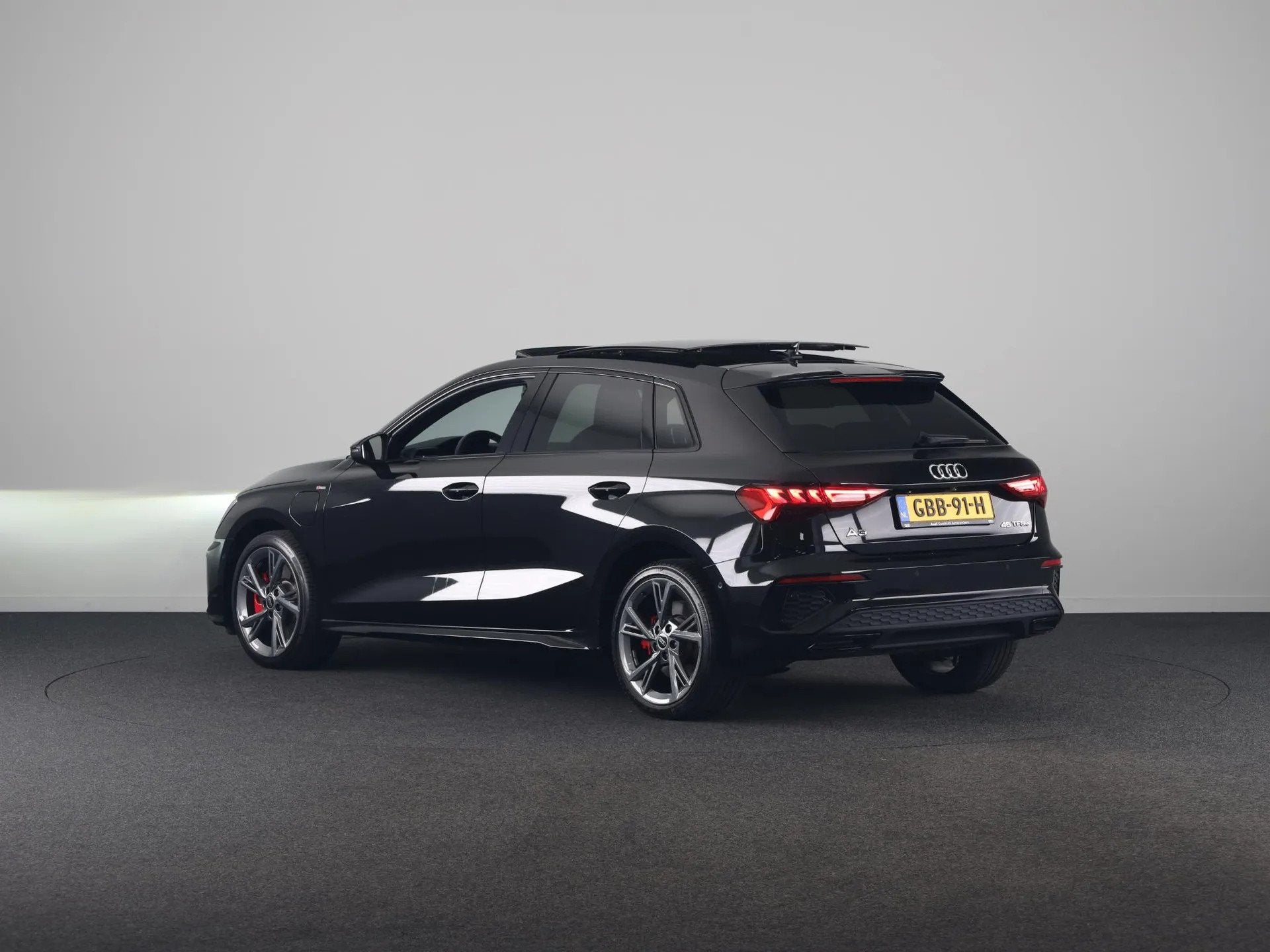 Audi A3 Sportback 45 TFSI e S-Line Competition (bj 2023), Automaat, Gebruikt, Automatische klimaatregeling, Zwart