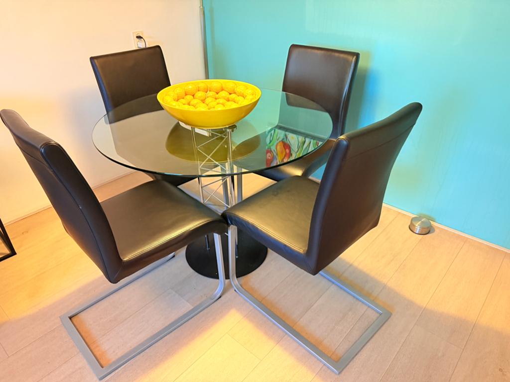 Glazen Eethoek rond diameter 1m 4 leren stoelen zwart zgan., Ophalen, 100 tot 150 cm, Rond, Zo goed als nieuw