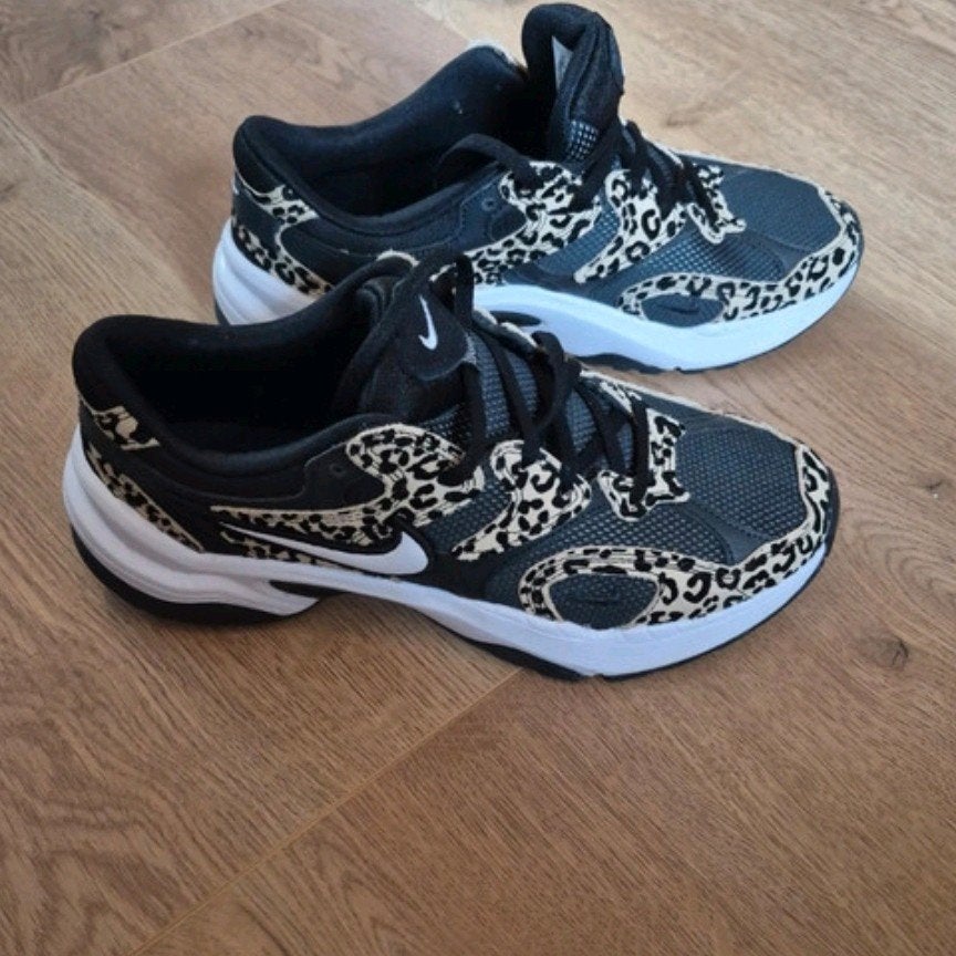 Nike sneakers maat 42 met luipaardprint, Zwart, Nike, Ophalen of Verzenden, Sneakers of Gympen
