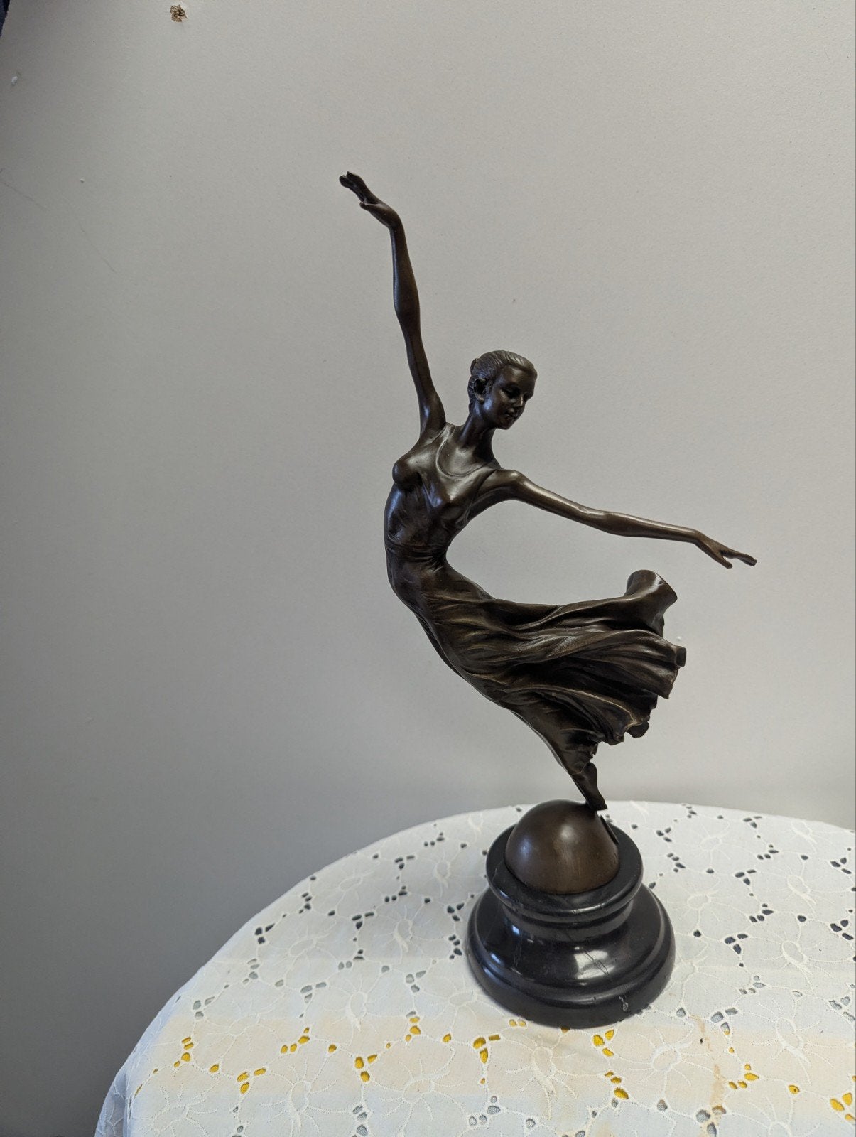 Bronzen beeld van danseres op marmeren sokkel, Ophalen of Verzenden, Brons, 20 - 50 cm, Bruin