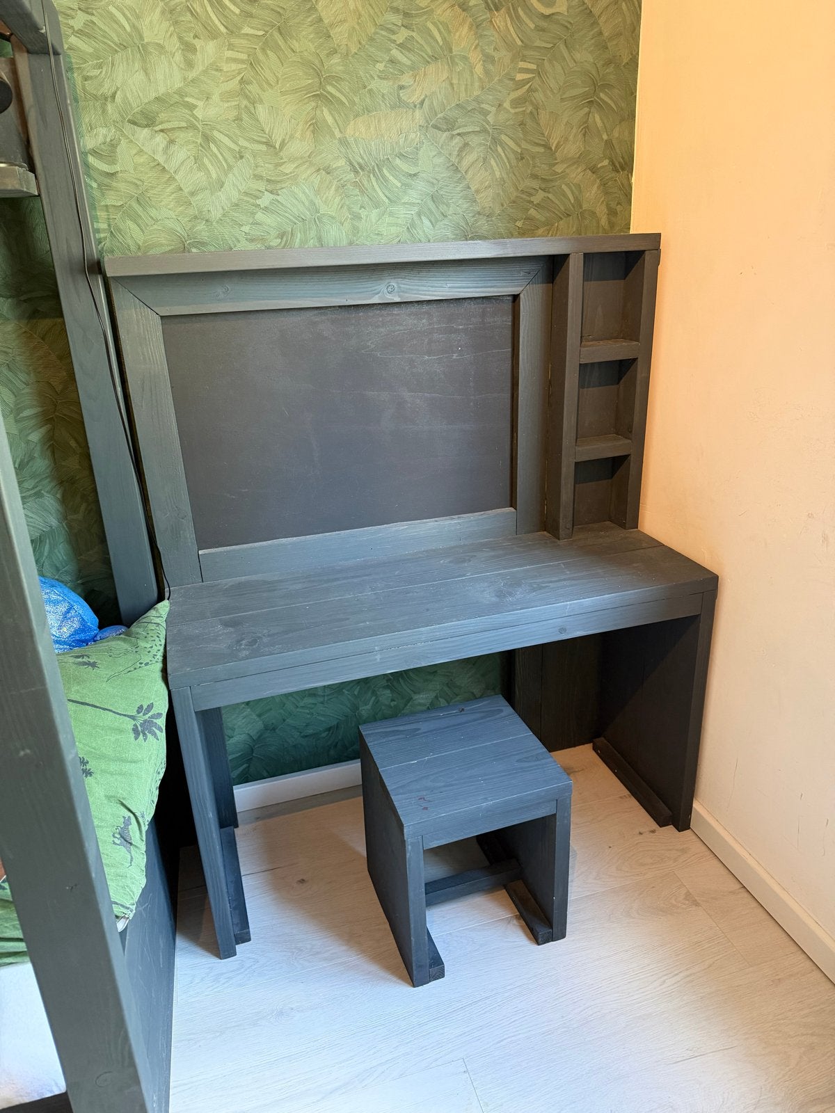 Steigerhouten kinder bureau met krijtbord en krukje., Huis en Inrichting, Ophalen, Opbergruimte, Gebruikt, Hout