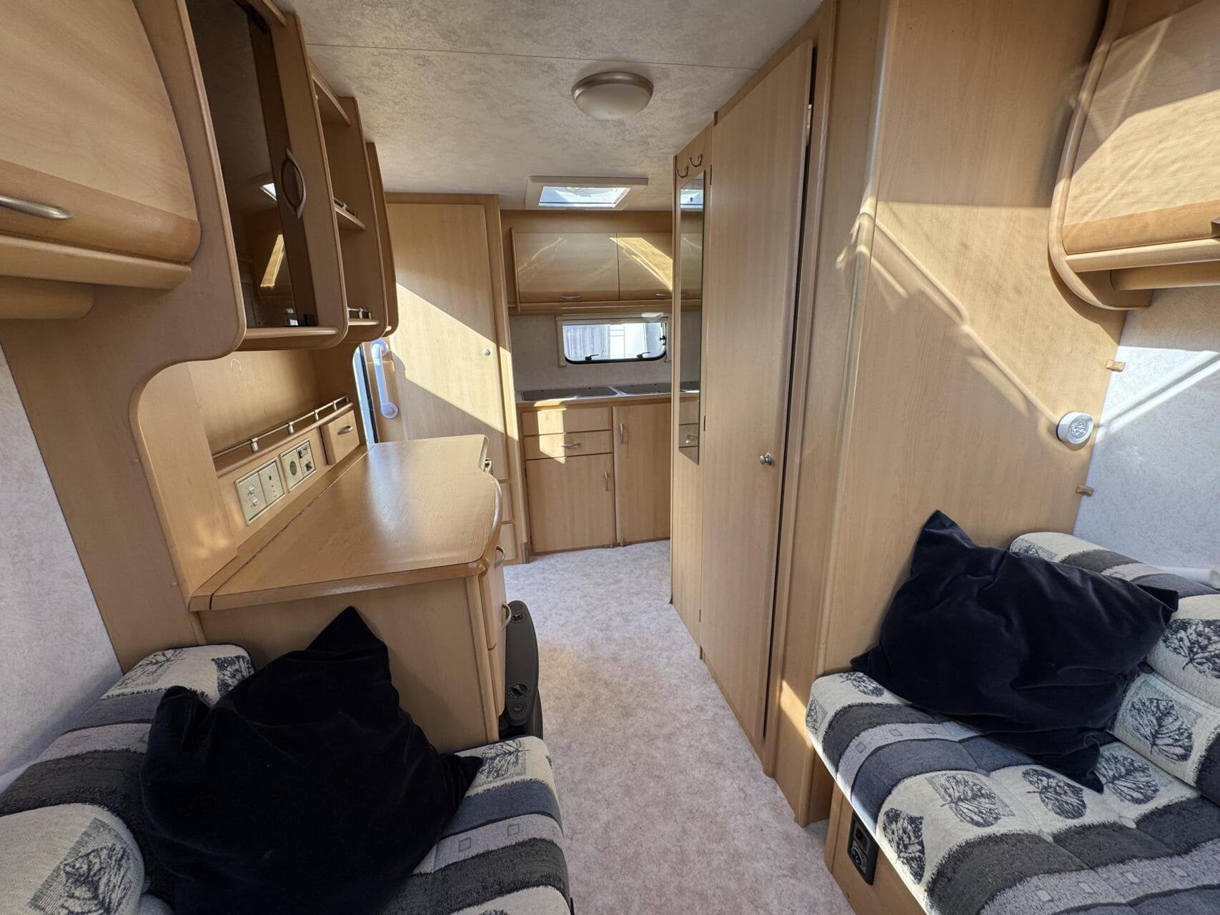 Foto 6 van HYLANDER AMBIANCE 410, ENKELEN BEDDEN, MOVER, VOORTENT