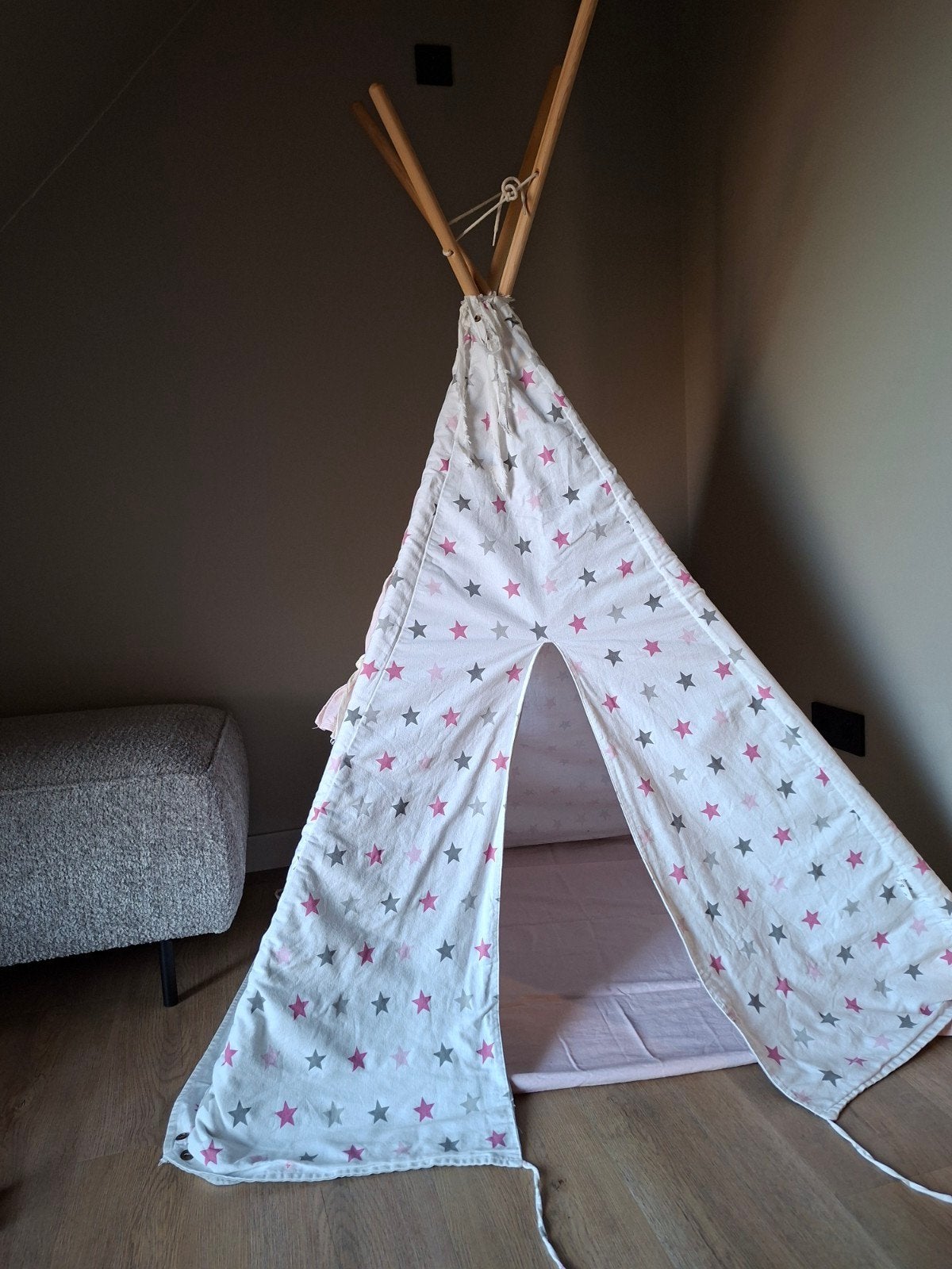 Tipi tent met raampje en roze ondervloer, Ophalen, Zo goed als nieuw, Overige materialen