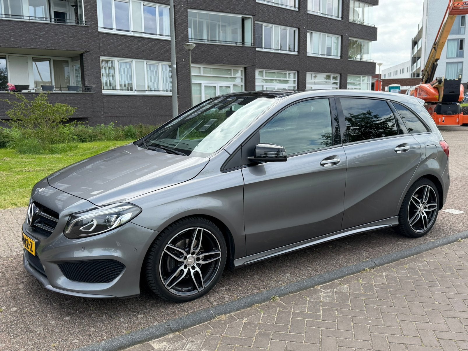 Mercedes-Benz B180 AMG Night Edition + Pano|Navi|LED|Sfeerve, 1325 kg, Zwart, 4 cilinders, USB