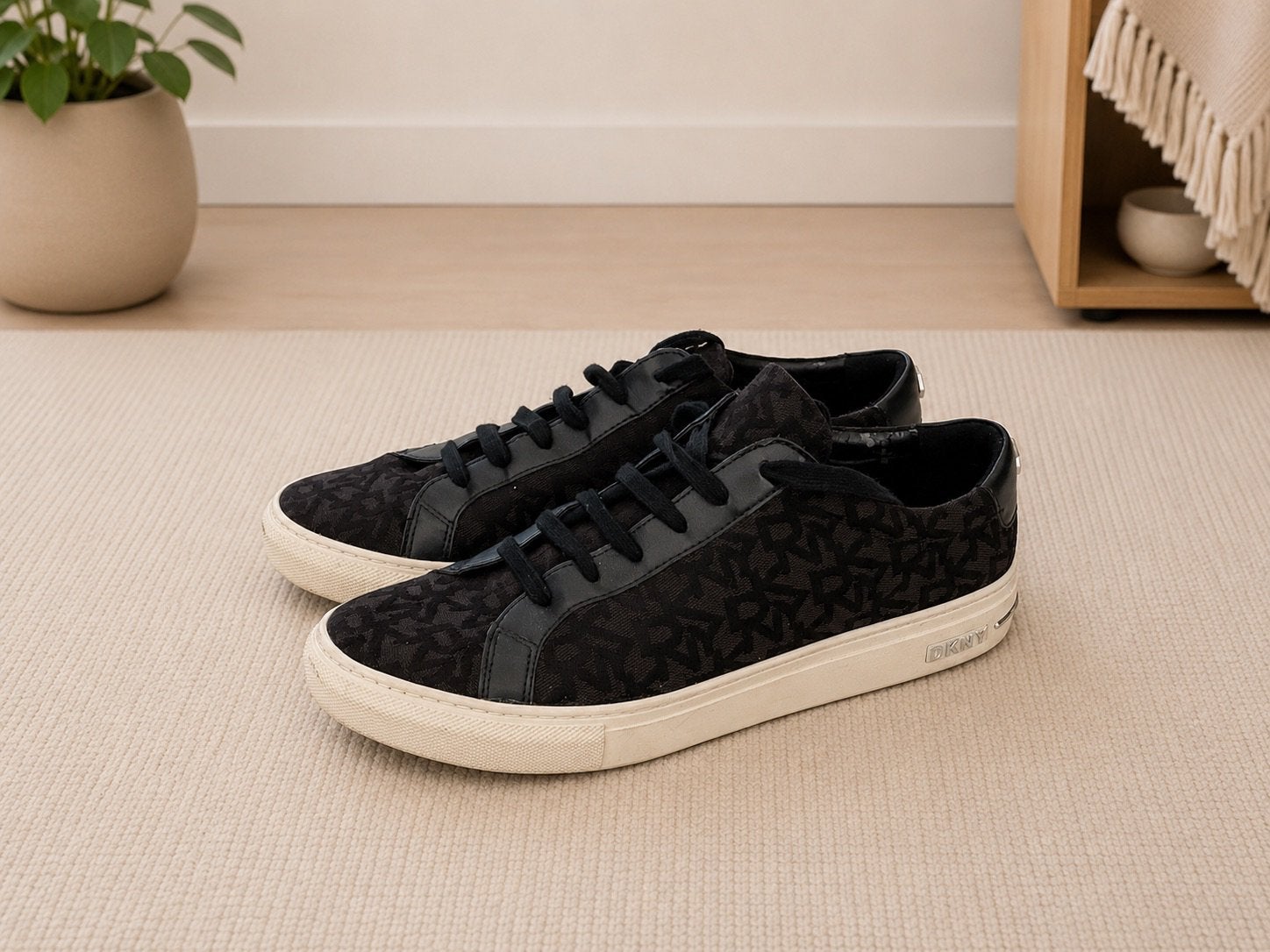 DKNY sneakers - Gedragen maar netjes, Zwart, Ophalen of Verzenden, Sneakers of Gympen, Gedragen