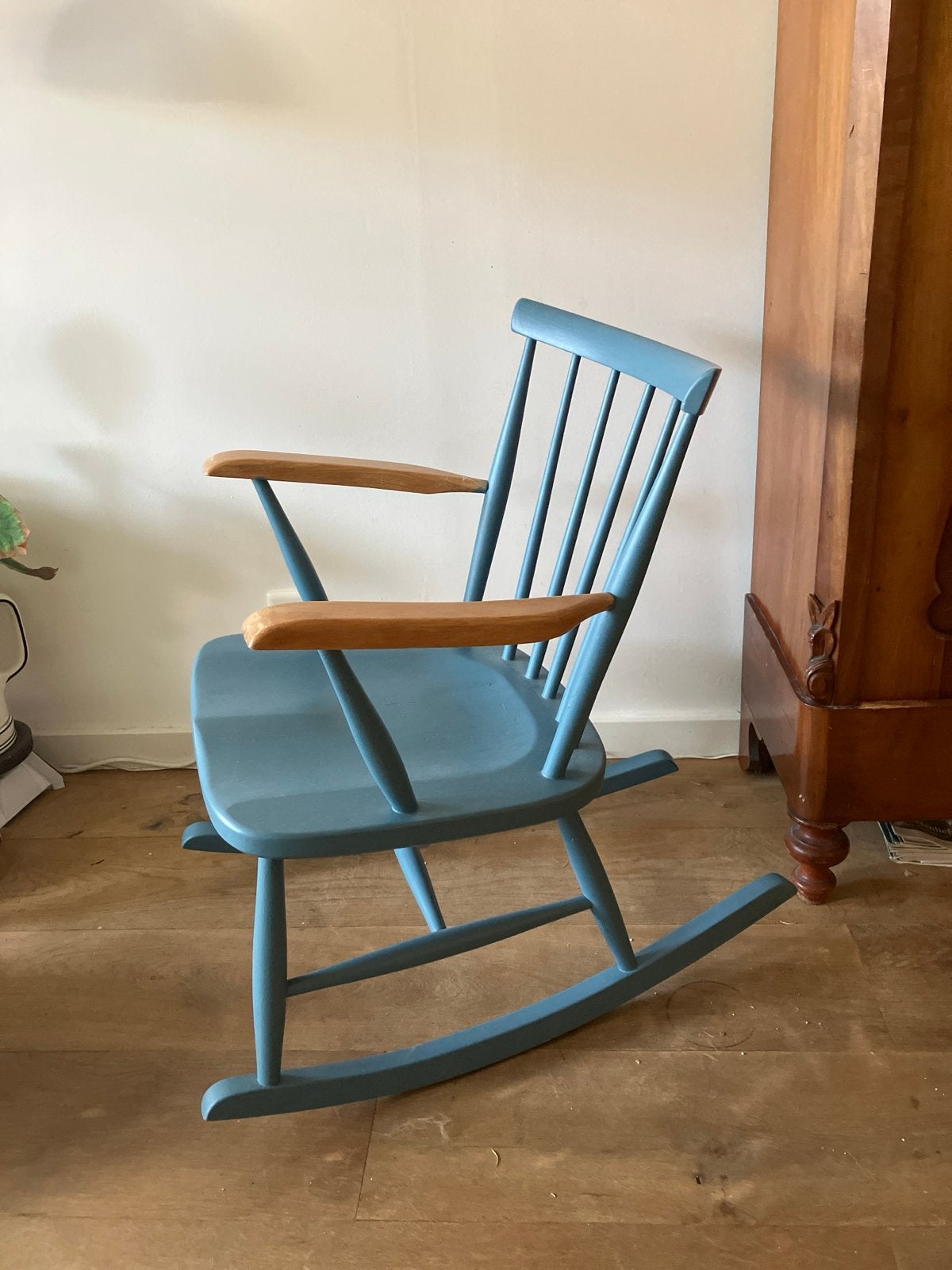 Vintage Schommelstoel - Blauw Hout met Houten Armleuningen, Huis en Inrichting, Stoelen, Ophalen, Gebruikt, Blauw, Scandinavisch landelijk