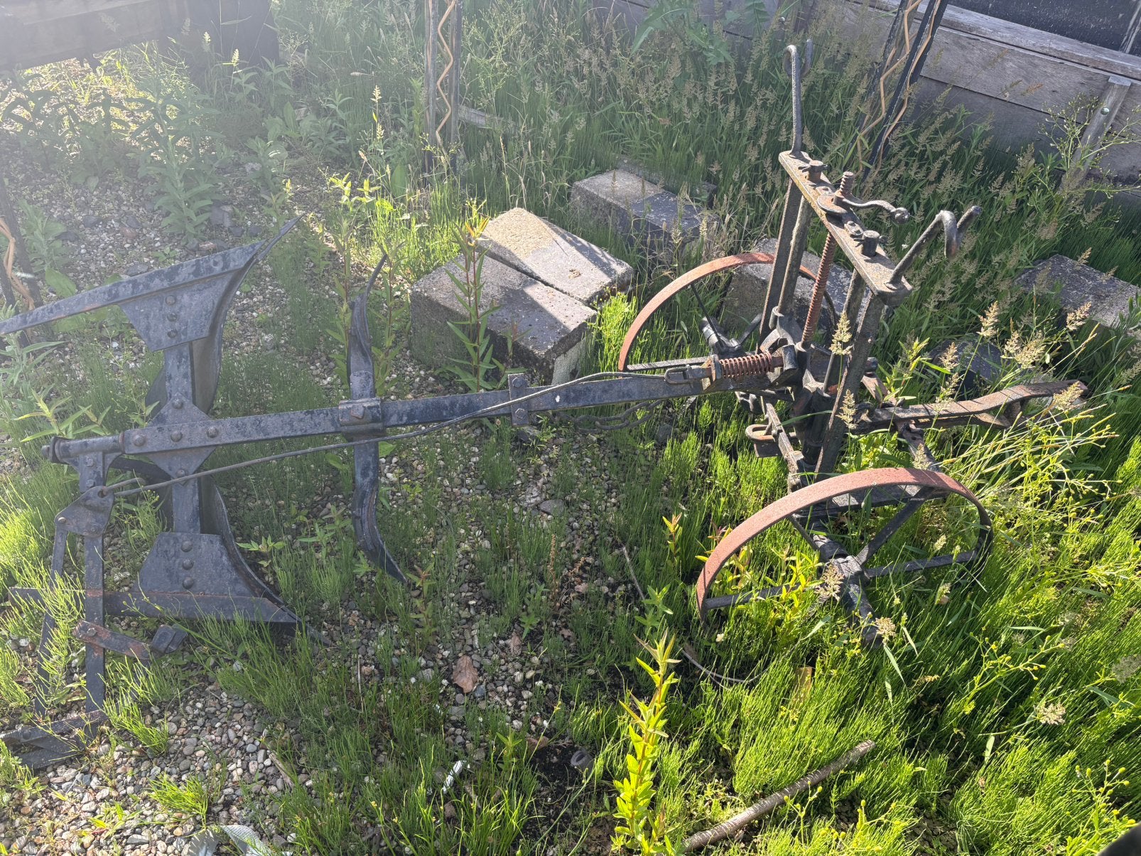 Antieke ploeg met wielen - Decoratief tuinstuk, Antiek en Kunst, Antiek | Gereedschap en Instrumenten, Ophalen