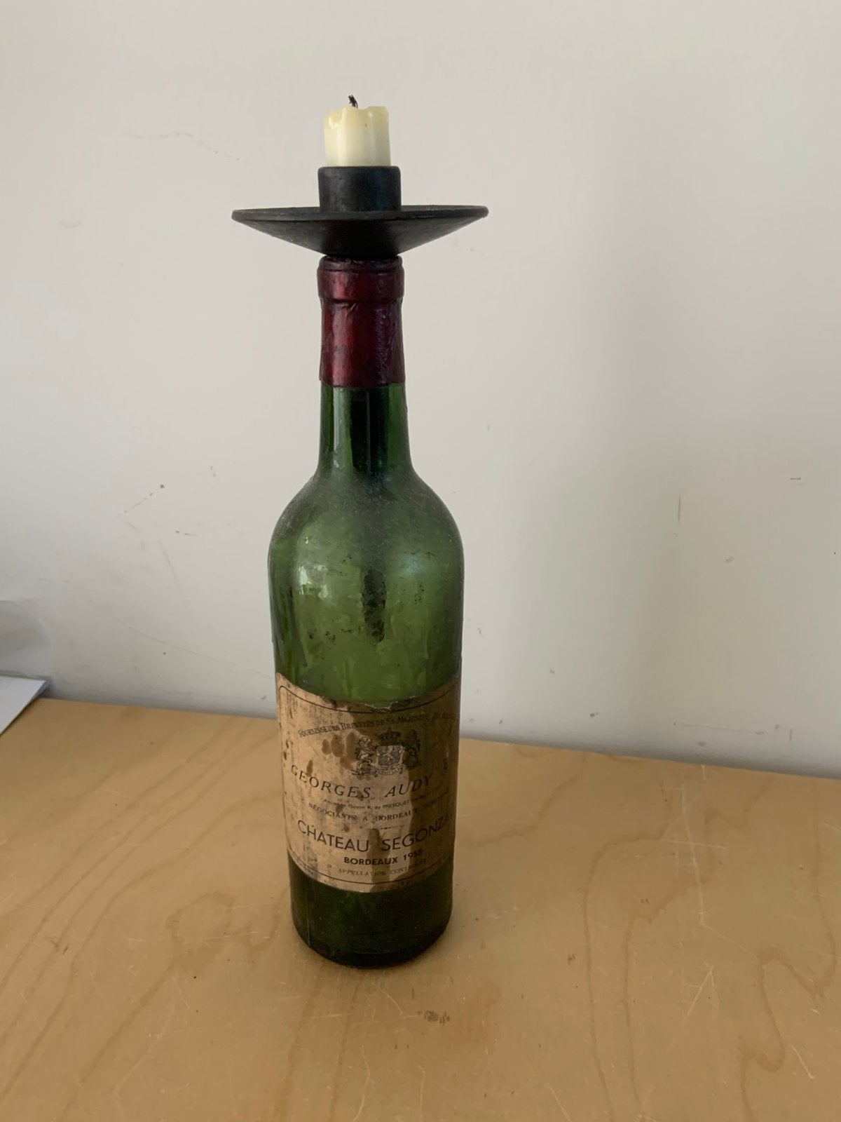 Smeedijzeren kandelaar  op oude wijnfles uit 1955, Verzamelen, Ophalen of Verzenden, Gebruikt, Frankrijk