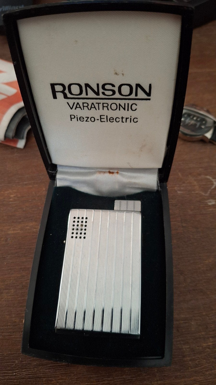 Ronson Varaflame Piezo-Electric aansteker in doos, Verzamelen, Rookartikelen, Aanstekers en Luciferdoosjes, Ophalen of Verzenden