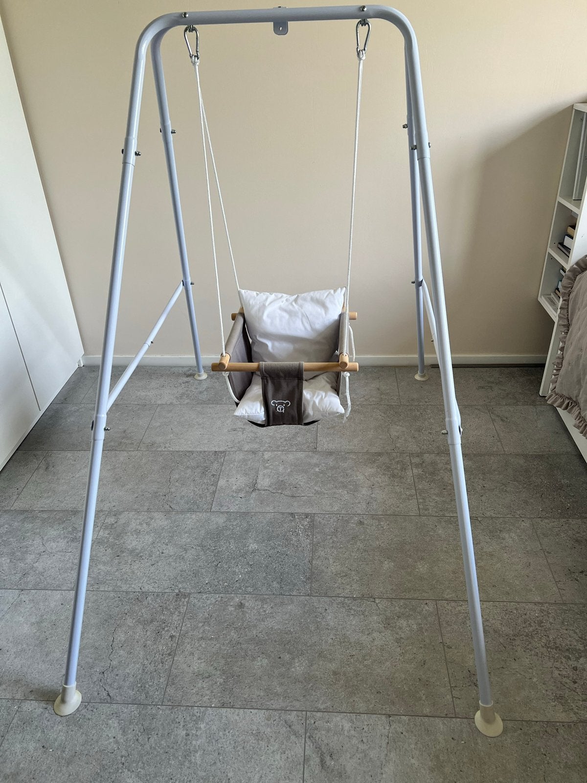 Babyschommel met standaard en kussen, Ophalen, Zo goed als nieuw, Schommel
