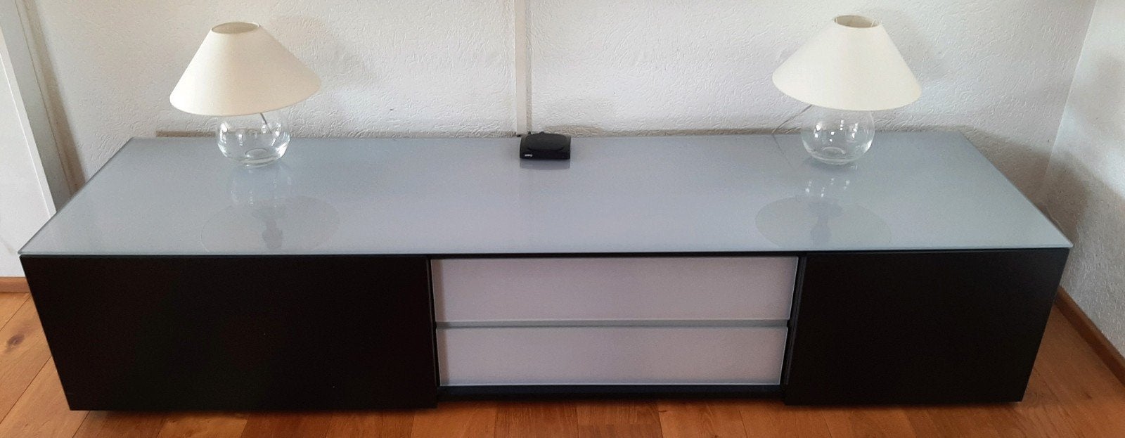 Modern TV-meubel met glazen blad en lades, Ophalen, 150 tot 200 cm, Zo goed als nieuw, Minder dan 100 cm