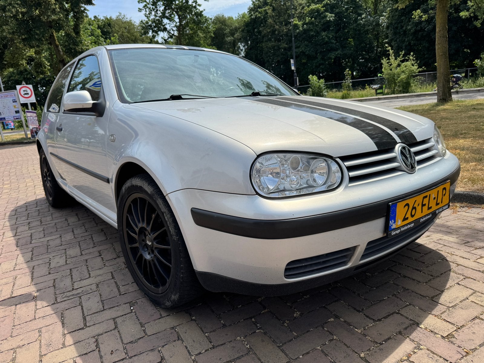 Volkswagen Golf 1.6 74KW AUT 2000 Grijs / NWE APK!, Auto's, 4 cilinders, 100 pk, 49 €/maand, Golf