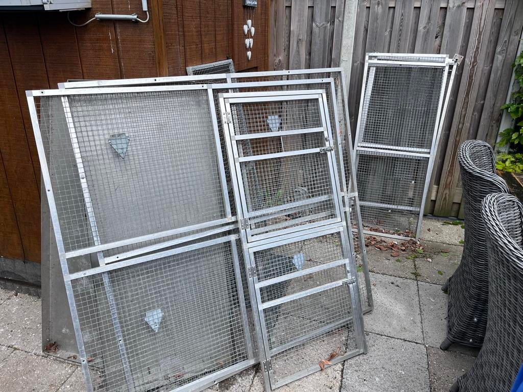 Papagaaien/Parkieten voliere maten 138x60x136 cm bxdxh., Ophalen, Gebruikt, Metaal, Vogelkooi