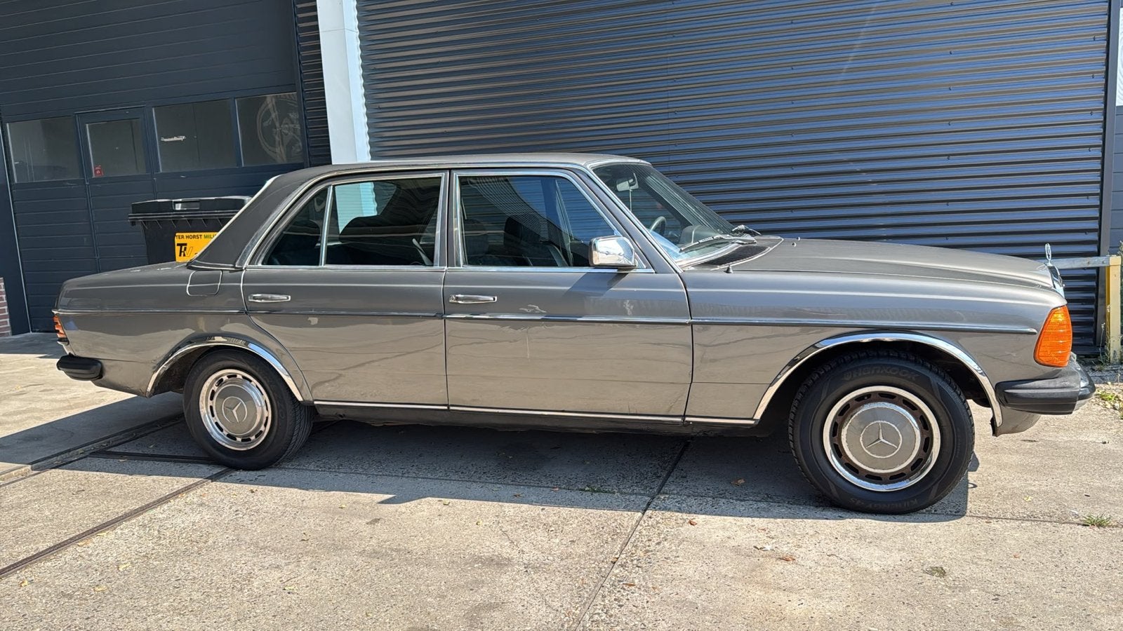 Mercedes-Benz 230 W123 Grijs, foto 2
