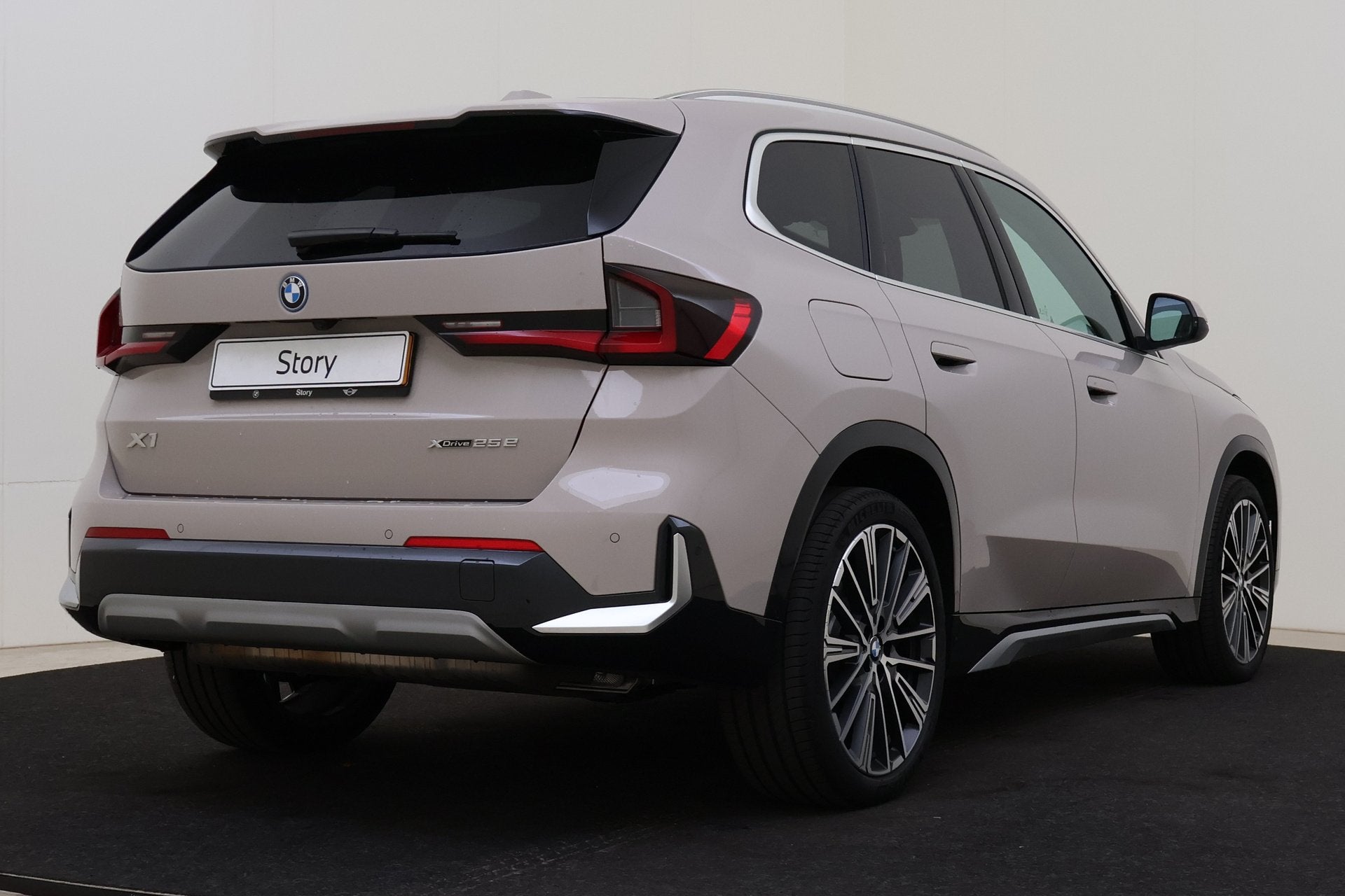BMW X1 xDrive25e xLine Automaat / Panoramadak / Comfort Acce, Dealer onderhouden, Gebruikt, Parkeerassistent, Bedrijf