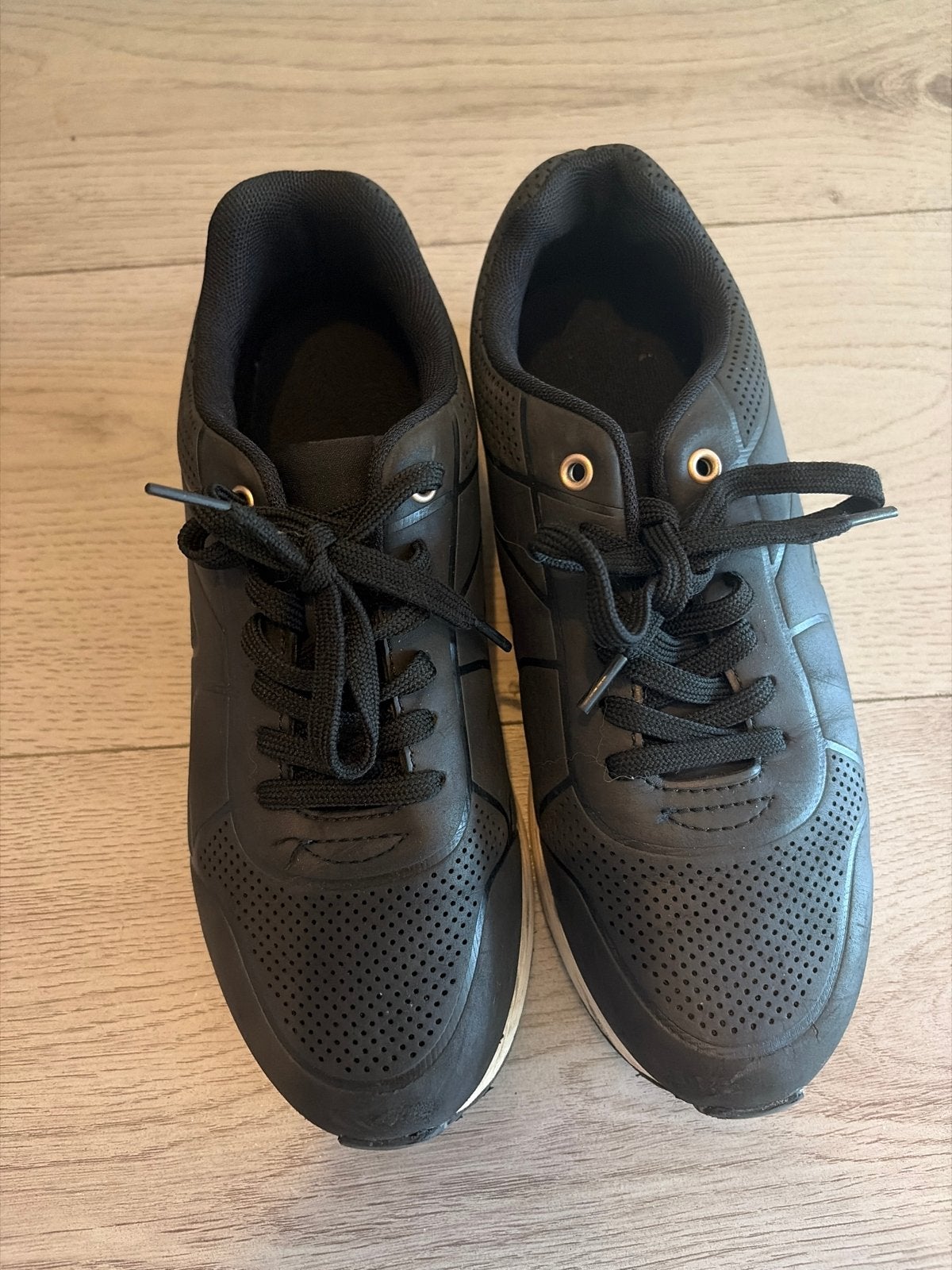 Zwarte sneakers - slechts 4x gedragen, zo goed als nieuw, Kleding | Dames, Schoenen, Ophalen of Verzenden, Zo goed als nieuw, Zwart