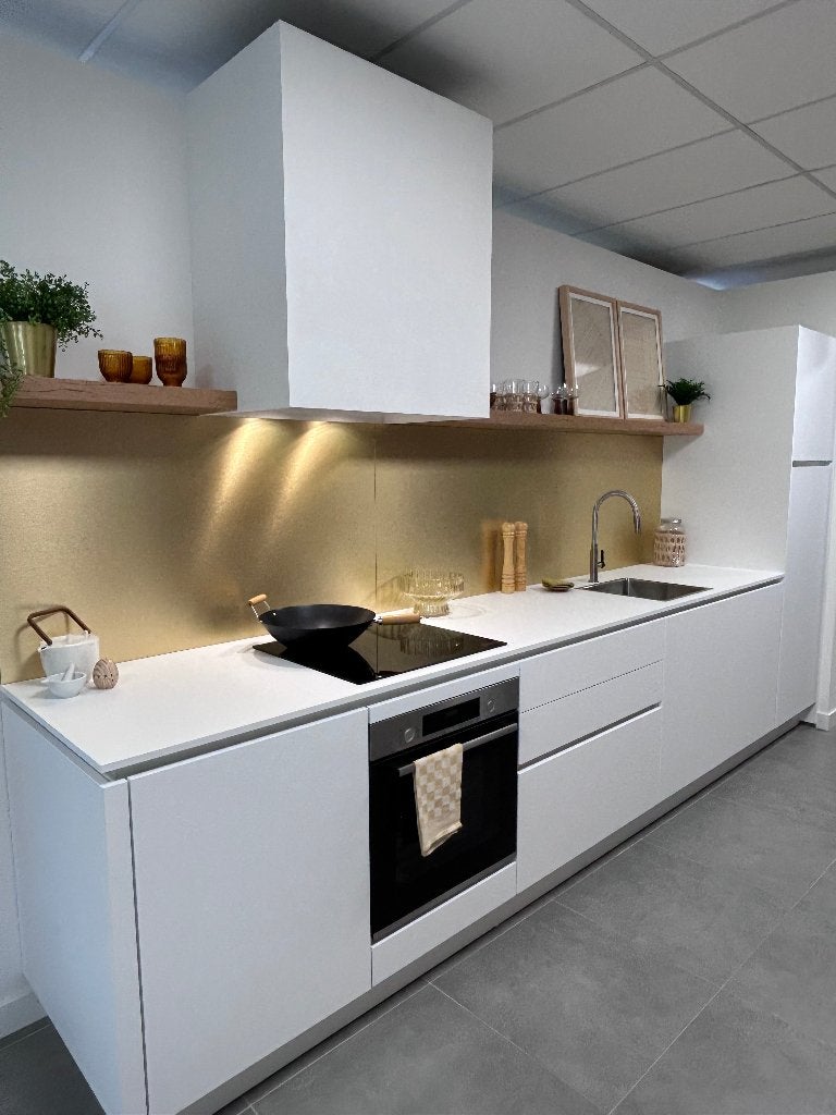 Hemels witte showroom keuken, Ophalen, Wit, Nieuw, Enkelwandige keuken