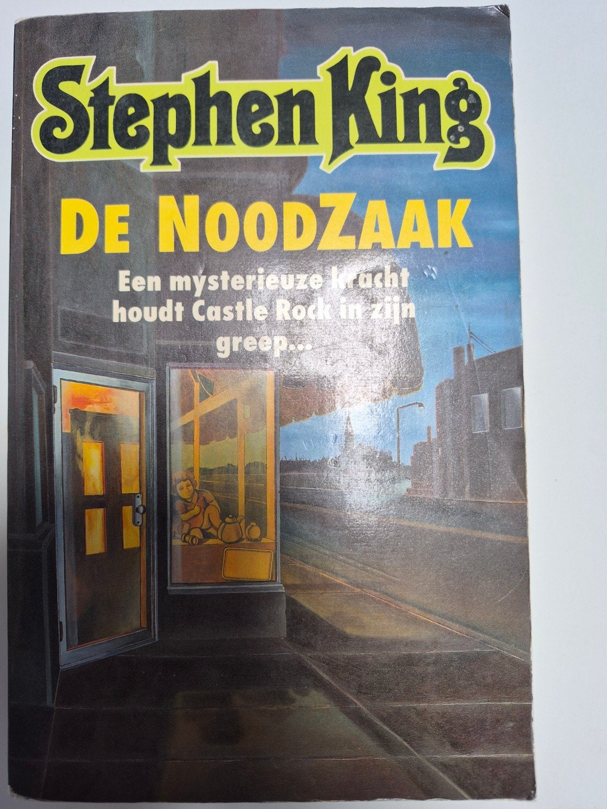 Stephen King - De Noodzaak (Paperback), Boeken, Ophalen of Verzenden, Gelezen, Stephen King, Nederland