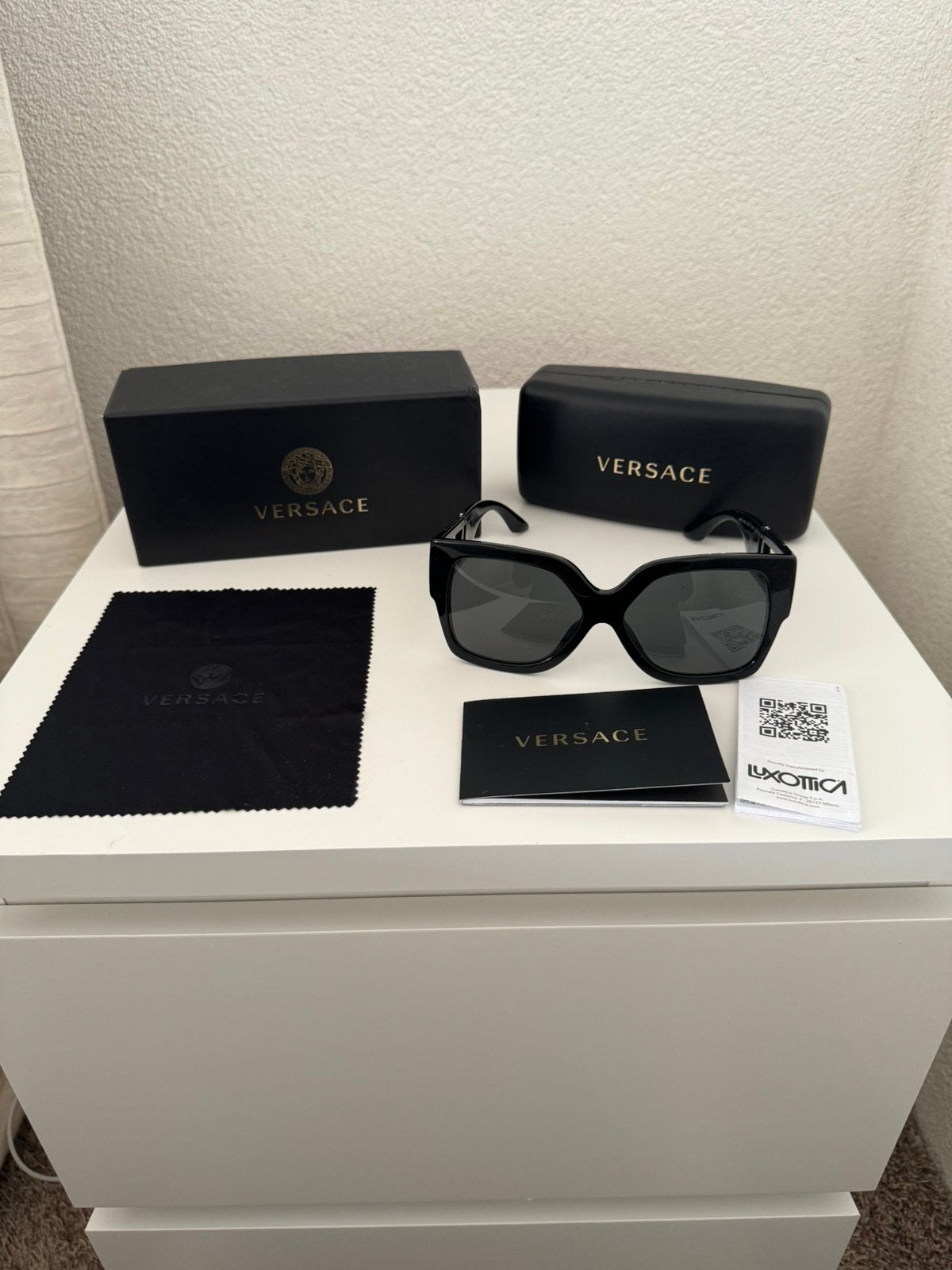 Versace zonnebril voor dames zwart met goud, Ophalen of Verzenden, Zo goed als nieuw, Zwart, Gianni Versace