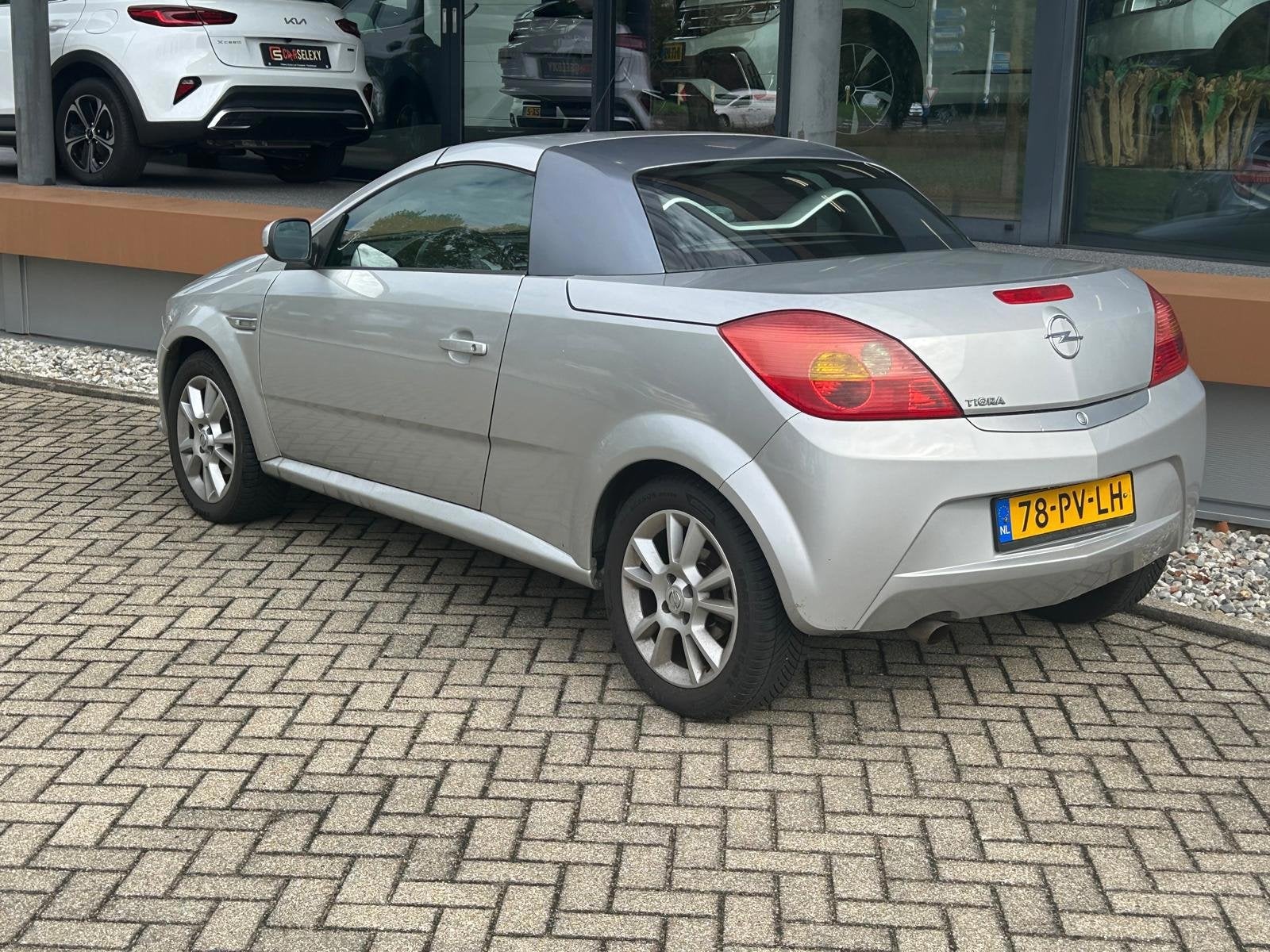 Opel Tigra TwinTop 1.4-16V Cosmo, Voorwielaandrijving, Gebruikt, Zwart, 4 cilinders