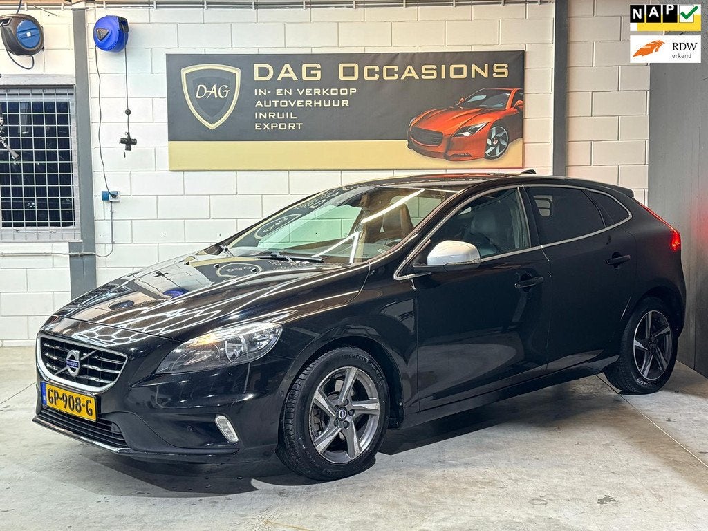 Volvo V40 2.0 D3 R-Design AUTOMAAT|PDC|LEER|TREKHAAK|CRUISE, Auto's, Gebruikt, 4 cilinders, Bedrijf, Diesel