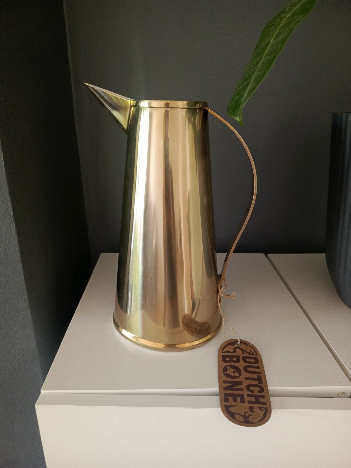 Gouden metalen vaas/gieter van Dutchbone, Huis en Inrichting, Woonaccessoires | Vazen, Ophalen of Verzenden, Zo goed als nieuw