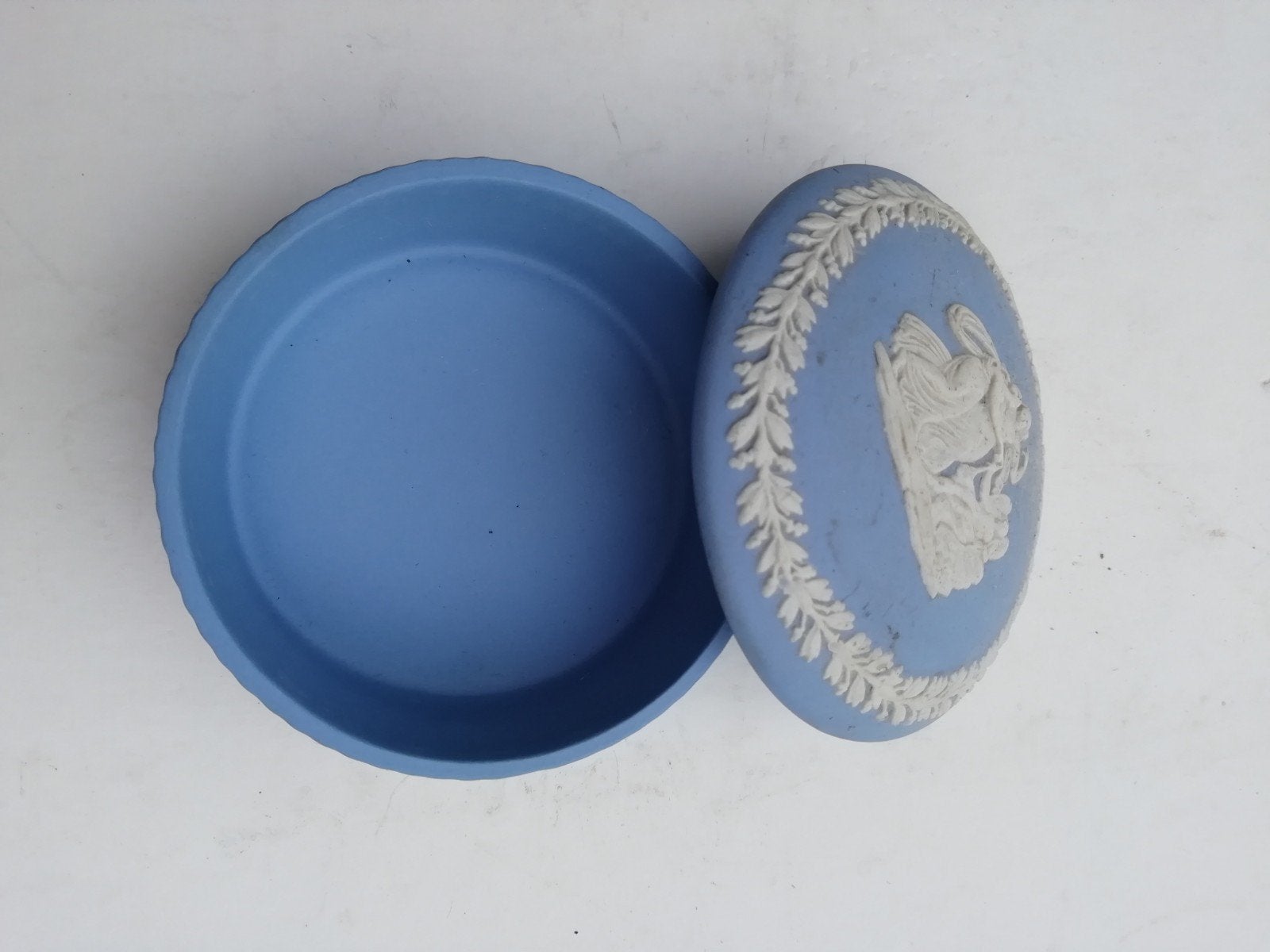 Vintage Wedgwood Jasperware Blauwe Doos met Reliëf, Ophalen of Verzenden