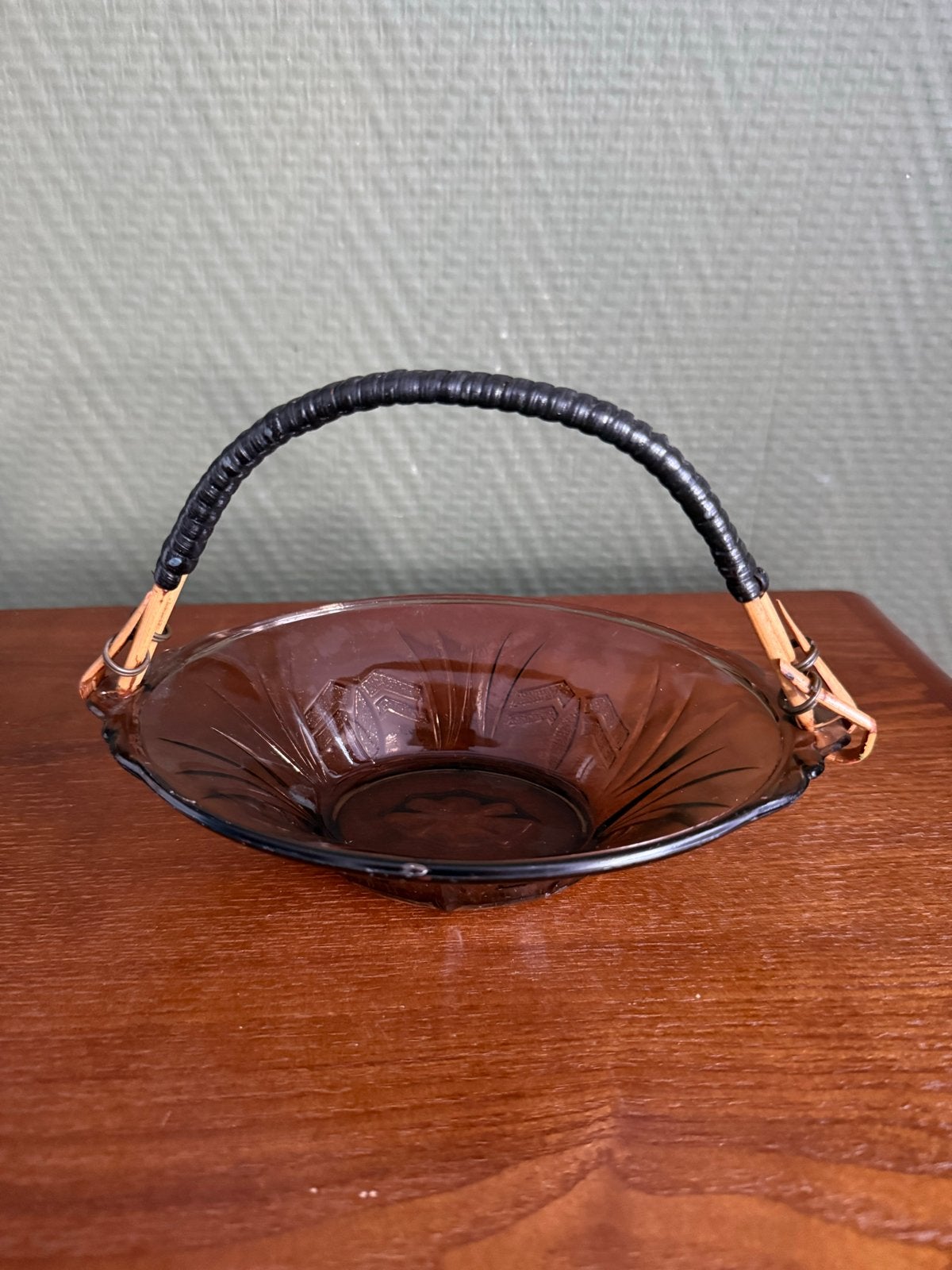 Vintage Rookglas Bonbonschaaltje met Rotan Hengsel, Ophalen of Verzenden