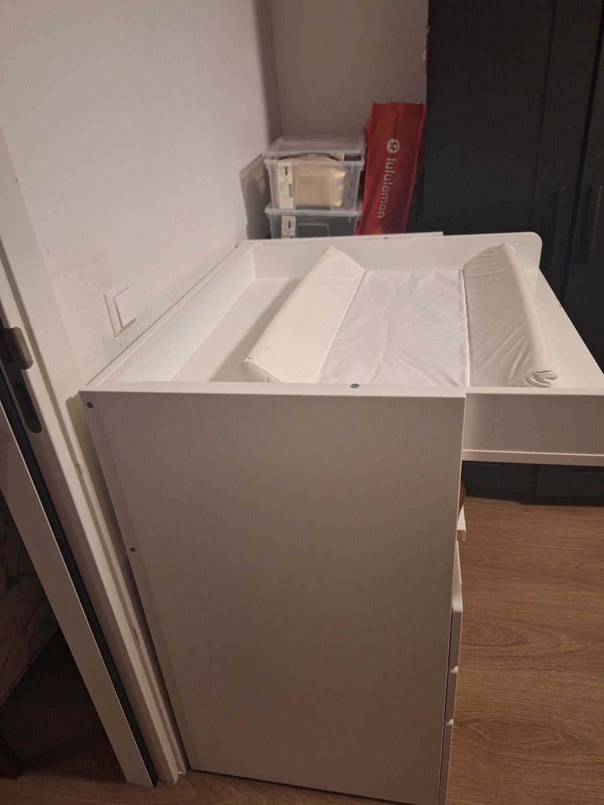 Foto 4 van Witte commode met lades en opbergruimte